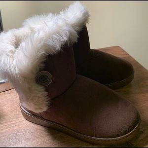 NWNT Girls size 3.5 fur lined boots.